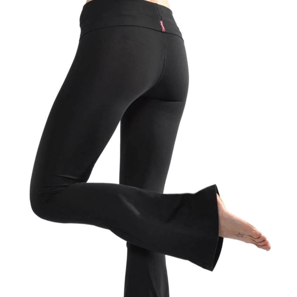 Classic hard tail flared yoga pants